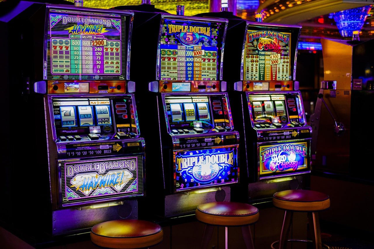 Mobile phone displaying kabar4d Speed Blackjack betting interface with decision buttons and countdown timer
